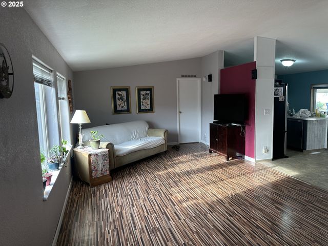 700 N MILL St, Creswell, OR 97426