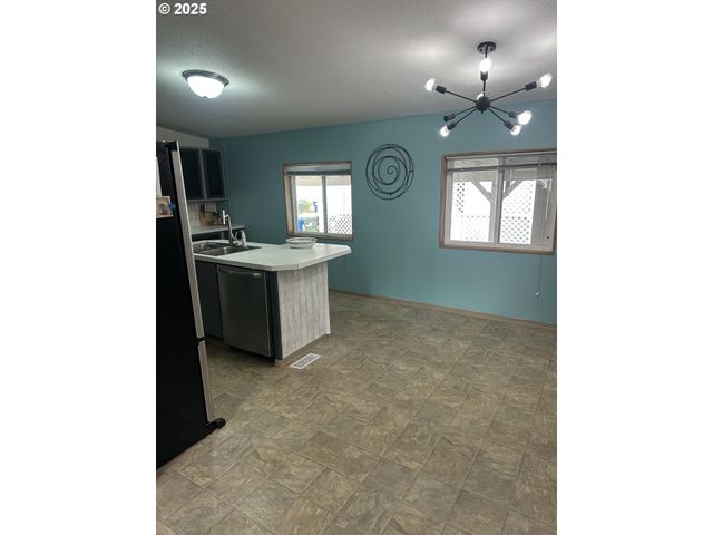 700 N MILL St, Creswell, OR 97426