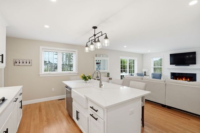 7 Yellow Birch Dr, Plymouth, MA 02360