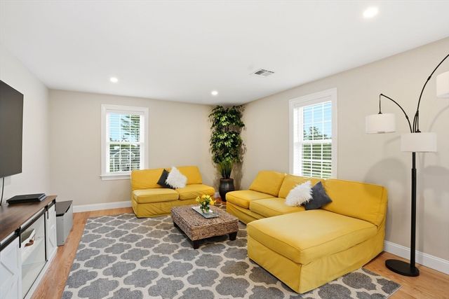 7 Yellow Birch Dr, Plymouth, MA 02360
