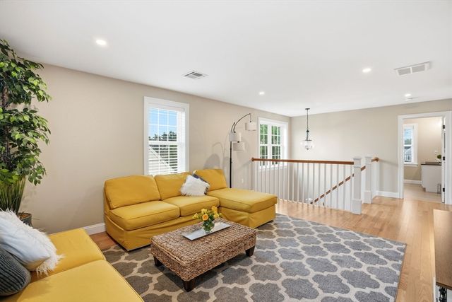 7 Yellow Birch Dr, Plymouth, MA 02360