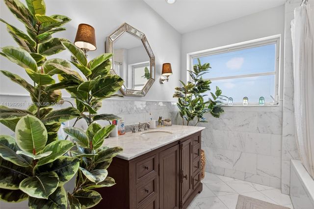 2136 NE 56th Pl, Fort Lauderdale, FL 33308