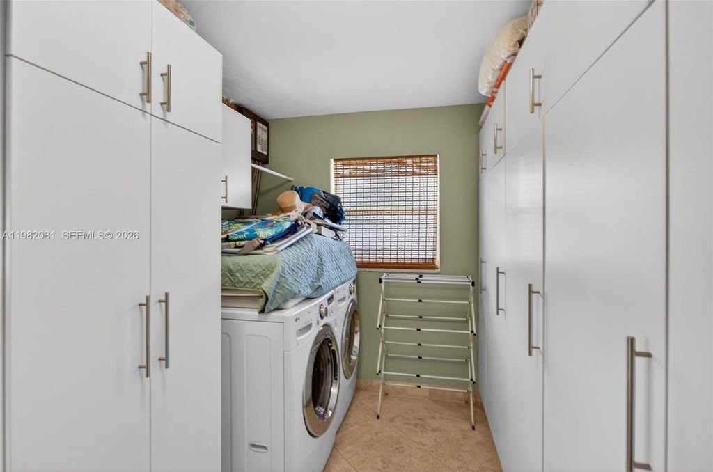 Image 15 of property listing at 2136 NE 56th Pl, Fort Lauderdale, FL 33308