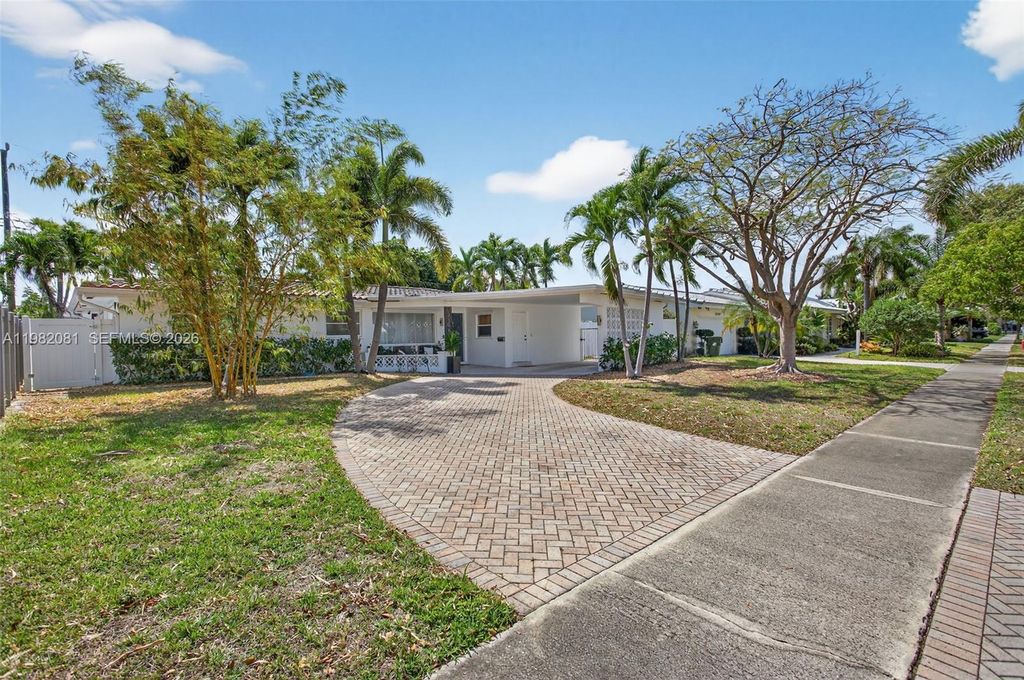 Image 2 of property listing at 2136 NE 56th Pl, Fort Lauderdale, FL 33308