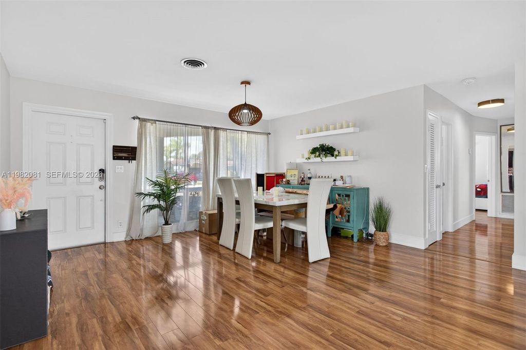 Image 4 of property listing at 2136 NE 56th Pl, Fort Lauderdale, FL 33308