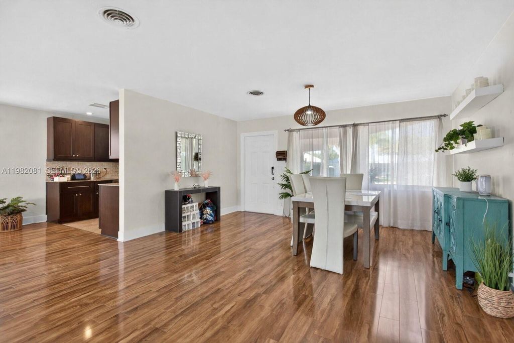 Image 5 of property listing at 2136 NE 56th Pl, Fort Lauderdale, FL 33308