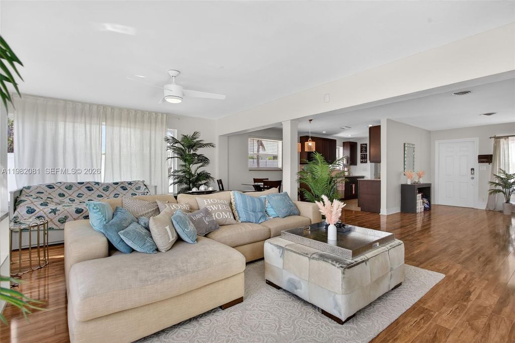 Image 6 of property listing at 2136 NE 56th Pl, Fort Lauderdale, FL 33308