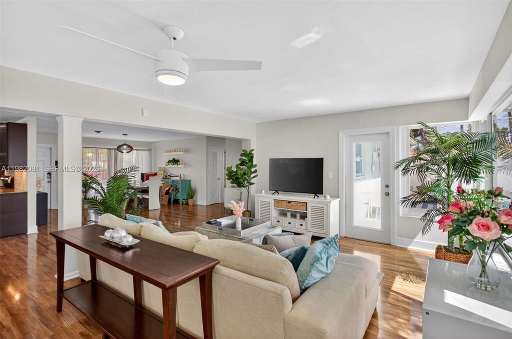 Image 8 of property listing at 2136 NE 56th Pl, Fort Lauderdale, FL 33308