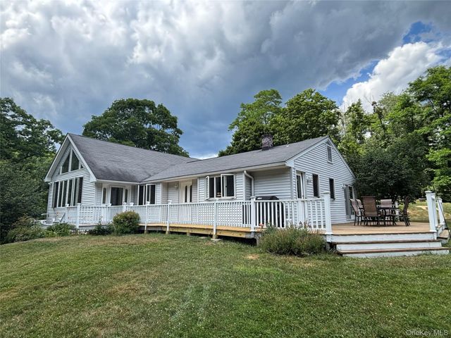 8 Trillium Road, Pleasant Valley, NY 12569