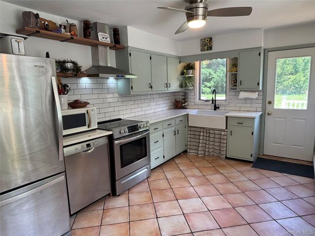 8 Trillium Road, Pleasant Valley, NY 12569