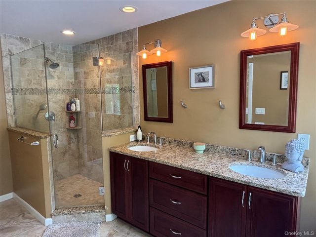 8 Trillium Road, Pleasant Valley, NY 12569