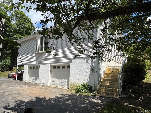 8 Trillium Road, Pleasant Valley, NY 12569