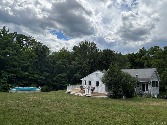 8 Trillium Road, Pleasant Valley, NY 12569