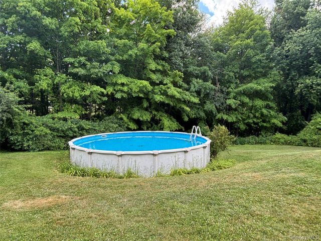 8 Trillium Road, Pleasant Valley, NY 12569