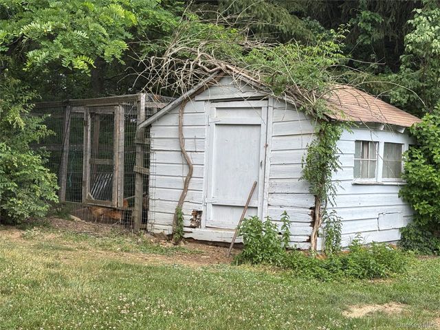 8 Trillium Road, Pleasant Valley, NY 12569