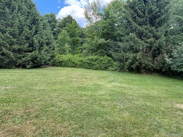 8 Trillium Road, Pleasant Valley, NY 12569