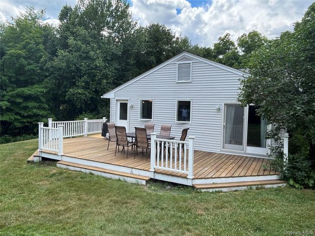 8 Trillium Road, Pleasant Valley, NY 12569