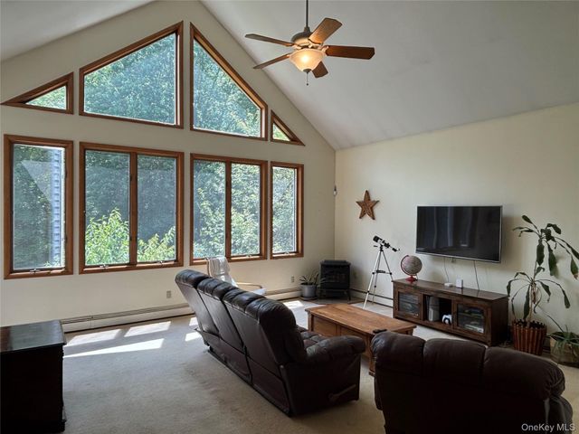 8 Trillium Road, Pleasant Valley, NY 12569
