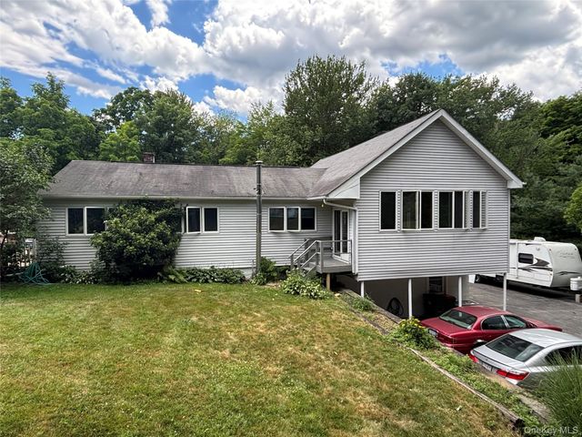 8 Trillium Road, Pleasant Valley, NY 12569