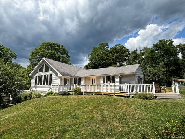 8 Trillium Road, Pleasant Valley, NY 12569