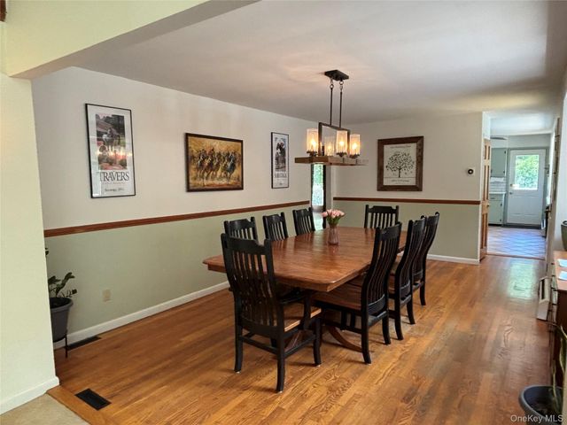 8 Trillium Road, Pleasant Valley, NY 12569