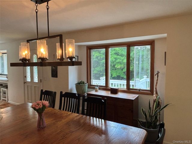 8 Trillium Road, Pleasant Valley, NY 12569