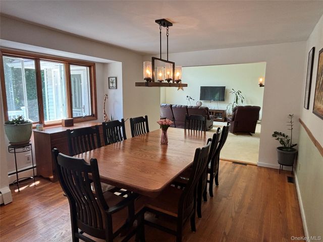 8 Trillium Road, Pleasant Valley, NY 12569