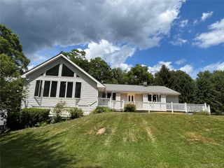 8 Trillium Road, Pleasant Valley, NY 12569