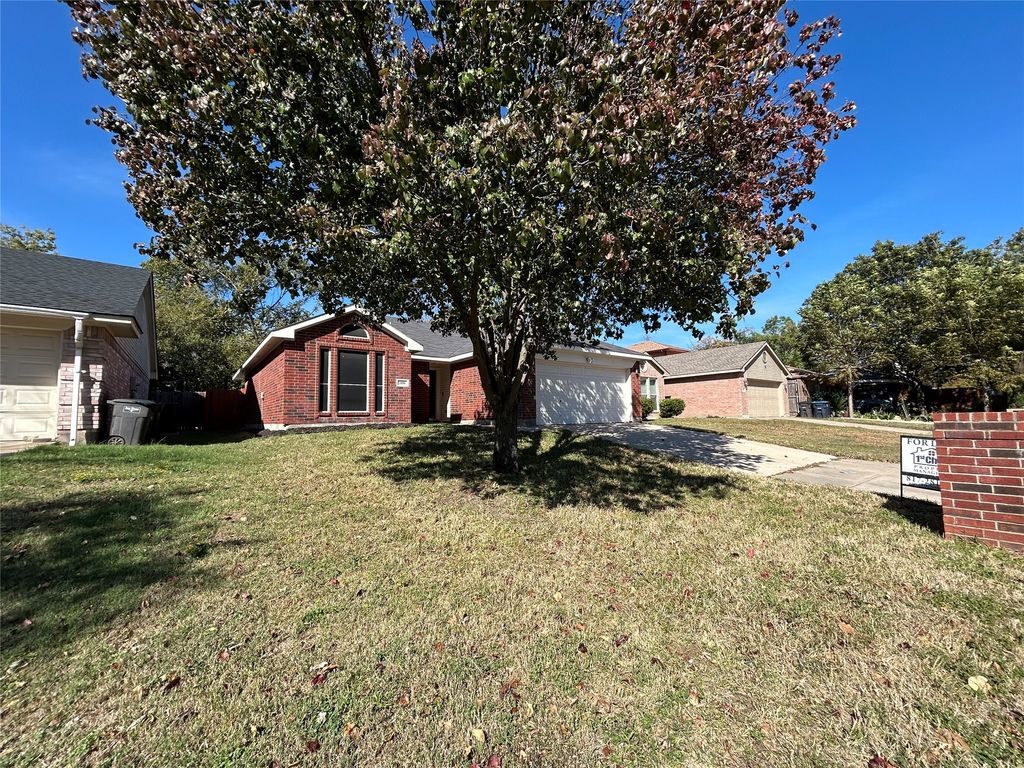 2816 Beaty Court, Fort Worth, TX 76112