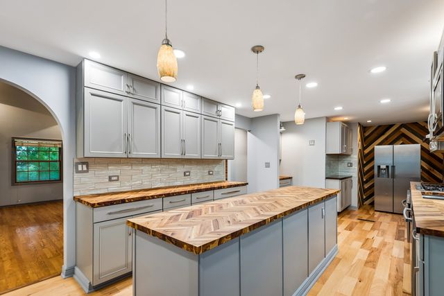 15 Winding Branch Road, Hawthorn Woods, IL 60047