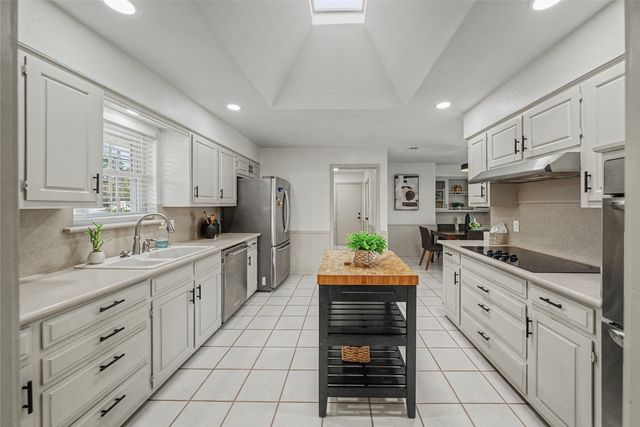 2415 Lakeview Circle, Arlington, TX 76013