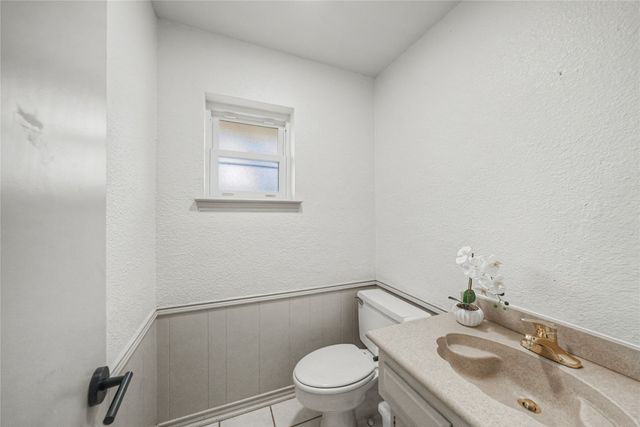 2415 Lakeview Circle, Arlington, TX 76013