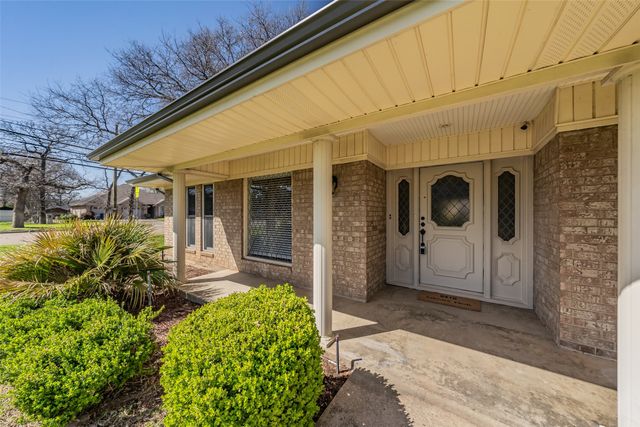 2415 Lakeview Circle, Arlington, TX 76013