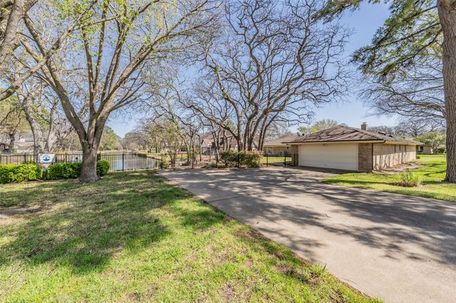 2415 Lakeview Circle, Arlington, TX 76013