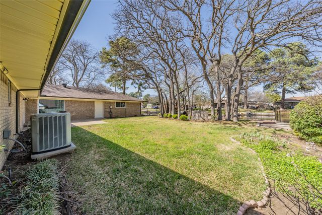 2415 Lakeview Circle, Arlington, TX 76013
