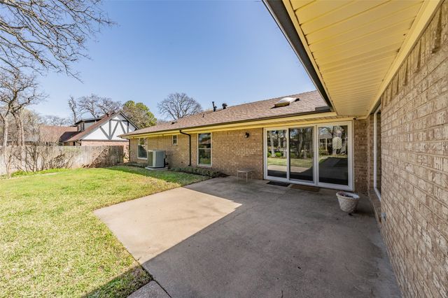 2415 Lakeview Circle, Arlington, TX 76013