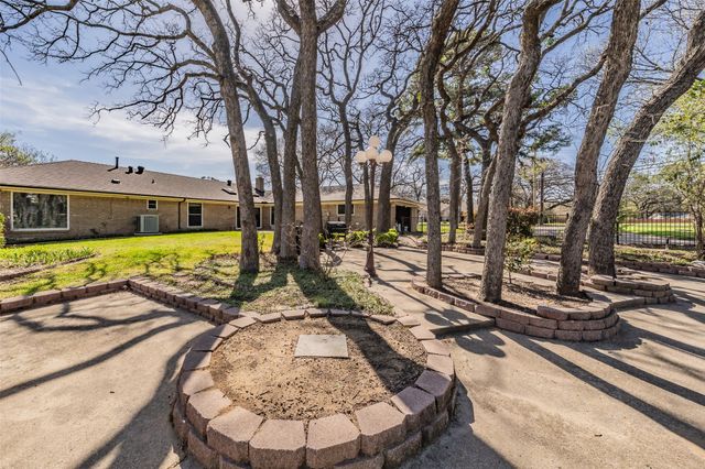 2415 Lakeview Circle, Arlington, TX 76013