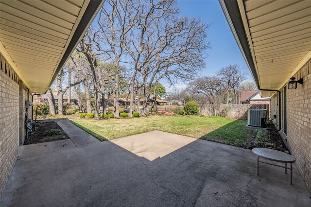 2415 Lakeview Circle, Arlington, TX 76013