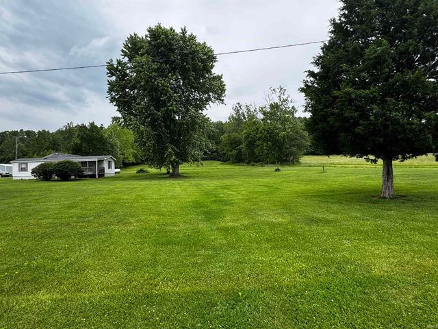 2 E Calvertville Road, Bloomfield, IN 47424