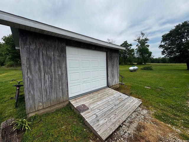 2 E Calvertville Road, Bloomfield, IN 47424