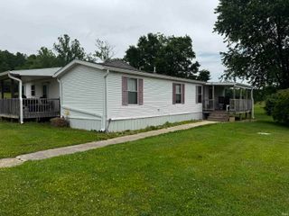 2 E Calvertville Road, Bloomfield, IN 47424