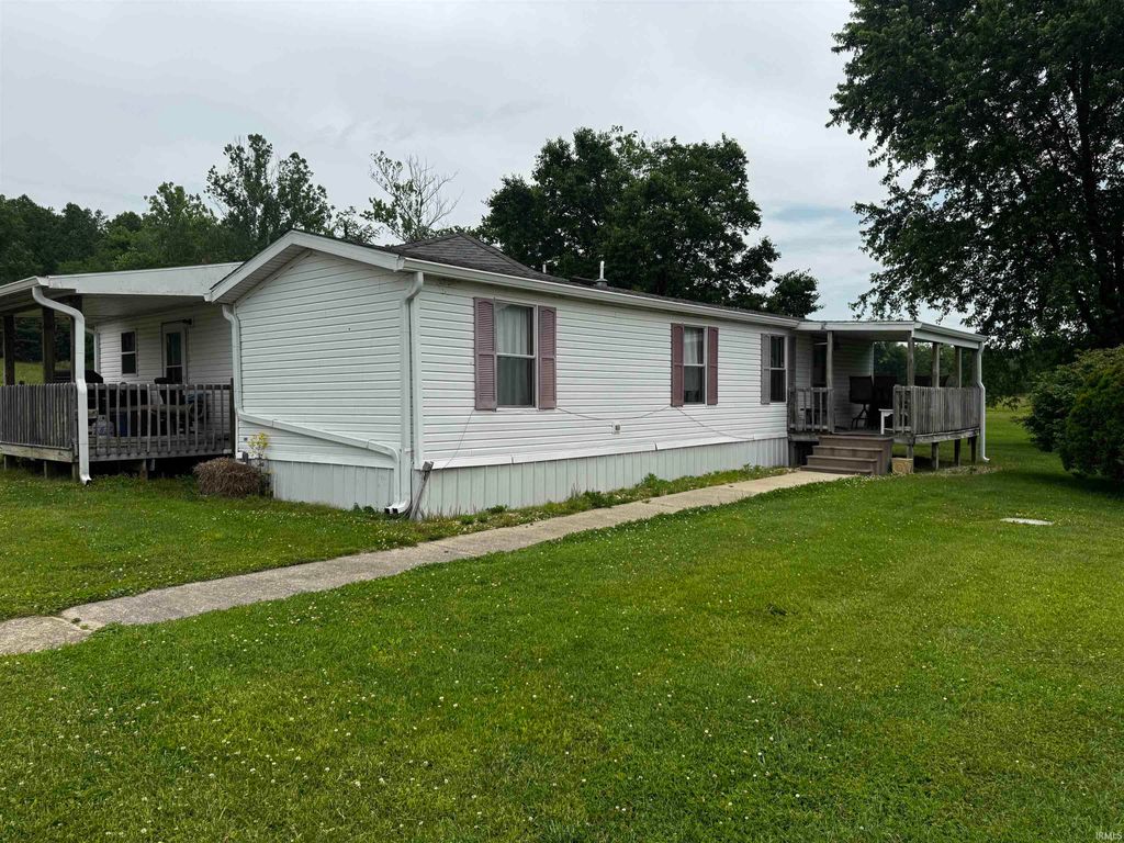 2 E Calvertville Road, Bloomfield, IN 47424