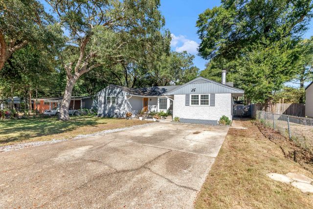 348 Chicago Avenue, Valparaiso, FL 32580