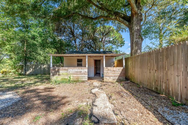 348 Chicago Avenue, Valparaiso, FL 32580