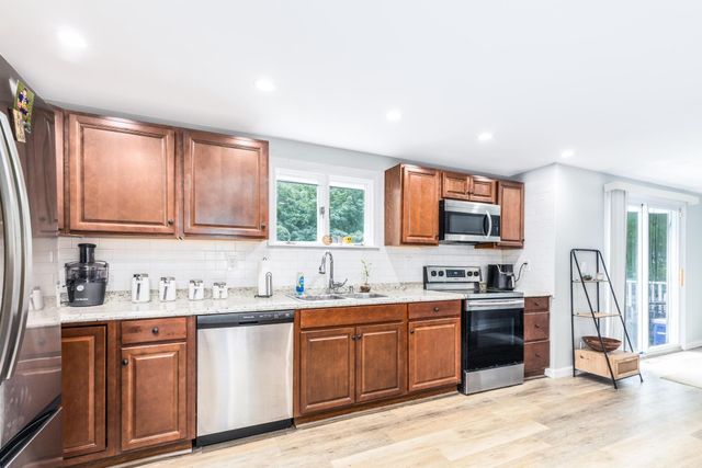 18 Brook Street, Derry, NH 03038