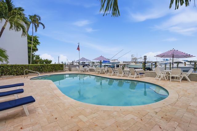 220 Lake Drive 206, Palm Beach Shores, FL 33404