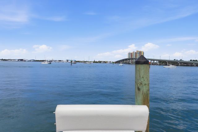 220 Lake Drive 206, Palm Beach Shores, FL 33404