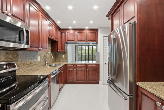 220 Lake Drive 206, Palm Beach Shores, FL 33404