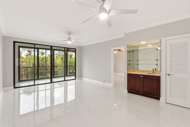220 Lake Drive 206, Palm Beach Shores, FL 33404