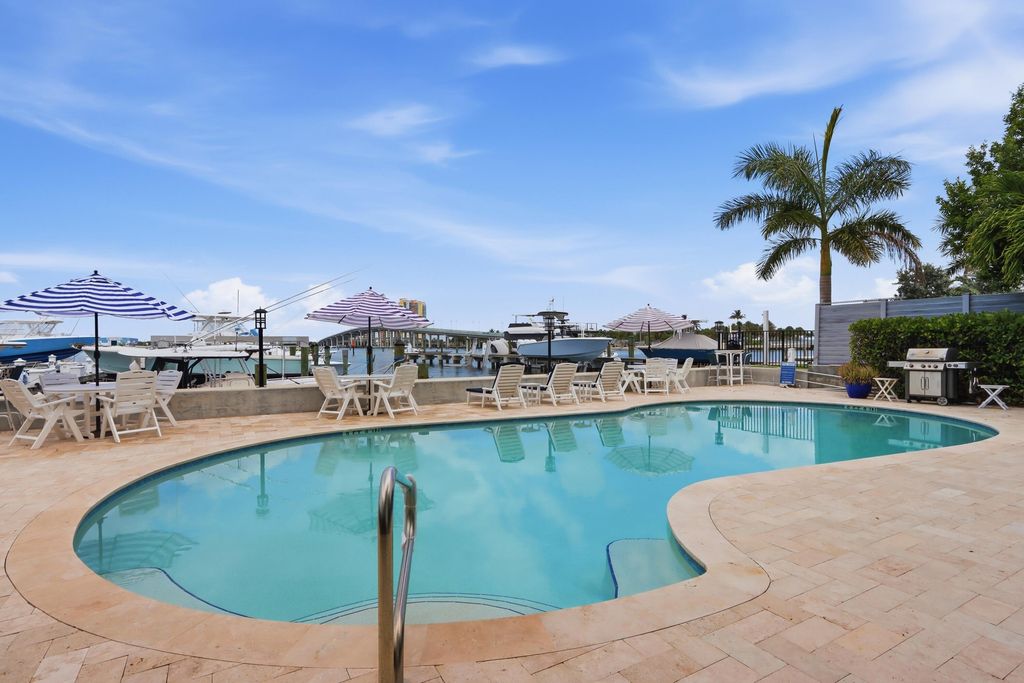 220 Lake Drive 206, Palm Beach Shores, FL 33404